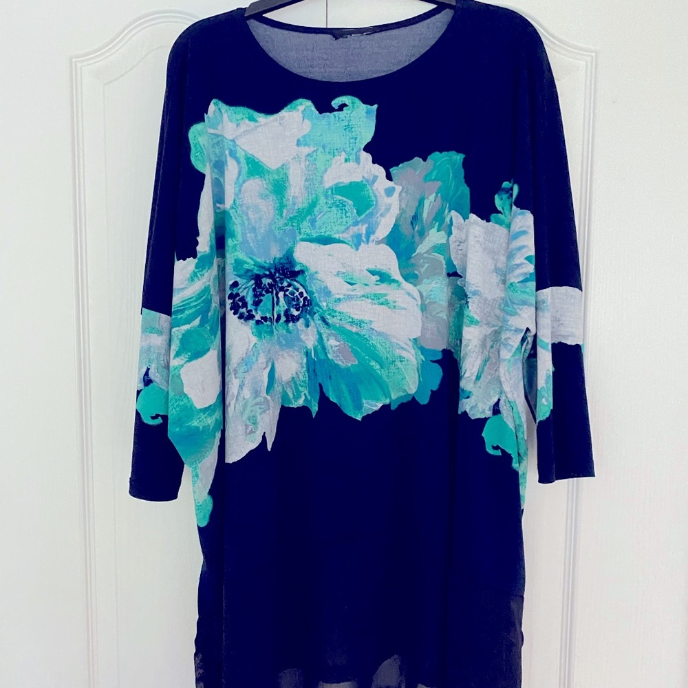 Beautiful 2piece tunic top/ jacket. Fits size 1x-2x.